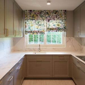 arbeitsplatte küche marmor optik Vorhänge Floral Blumen Wasserhahn Waschbecken