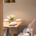 kleine wohnung einrichten intelligente wände Esszimmer Essen Tisch Stühle Lampen Blumen