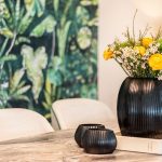 Offener Wohn Essbereich Tisch Esszimmer Vase Blumen Marmor