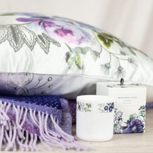 Geschenk-Set „Aqualiscous“ Kissen Decke Teelicht lila