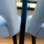 Esszimmer Einrichtungskonzept Detail Essstühle blaue Stühle