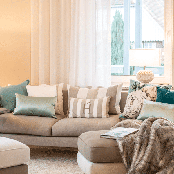 Interior Design Wohnzimmer Inspiration Kissen in kalten Farben Wohnzimmer einrichten Idee Streifenkissen Raumkonzept Einrichtung