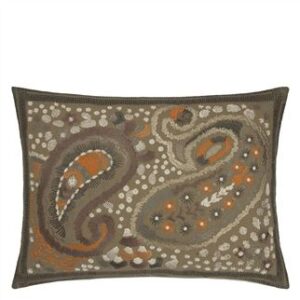 Designers Guild Deko Kissen Uchiwa Ochre Couchdeko Kissenguide mit Kissen dekorieren Kissen richtig arrangieren Dekokissen für Couch und Bett Sofa mit Kissen dekorieren