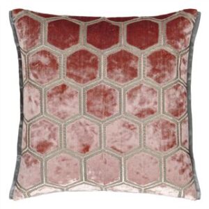 Designers Guild Deko Kissen Manipur Coral Couchdeko Kissenguide mit Kissen dekorieren Kissen richtig arrangieren Dekokissen für Couch und Bett Sofa mit Kissen dekorieren