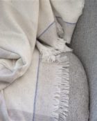 Designers Guild Decke Burano Dove Tagesdecke Dekodecke graue Couch Weich Gemütlich