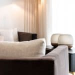 Wohnzimmer grauer Sessel schwarzer Beistelltisch Guaxs Windlichter Inneneinrichtung Ideen Einrichtungsideen Kundenprojekt Einrichtungskonzept Interior Design Räume planen