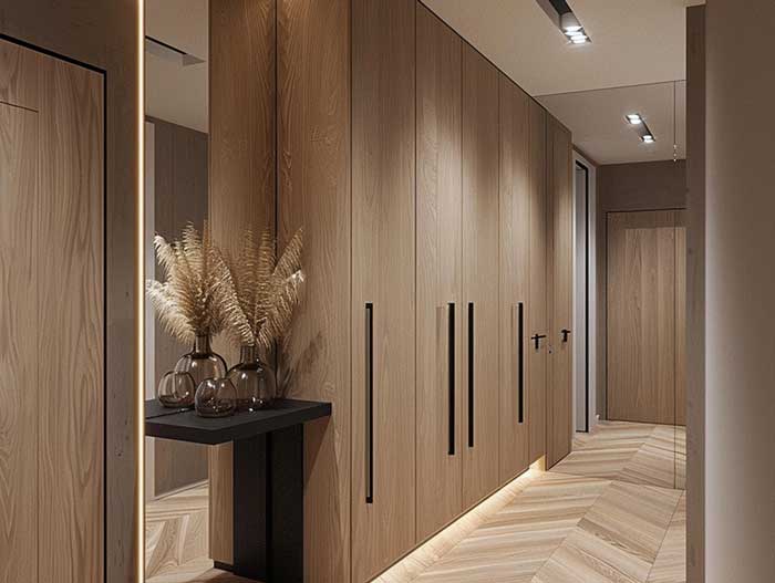 Einladender Flur mit Rundbogen, Holzdetails und Designleuchten – harmonische Hausbau Inneneinrichtung mit mediterranem Flair.