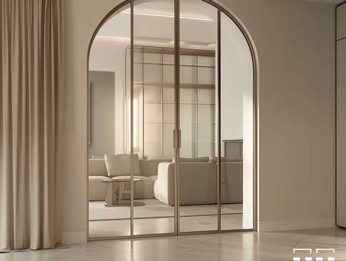 Zarte Bogentür aus Glas mit beigem Rahmen – sanfter Übergang im modernen Interior Design beim Hausbau.