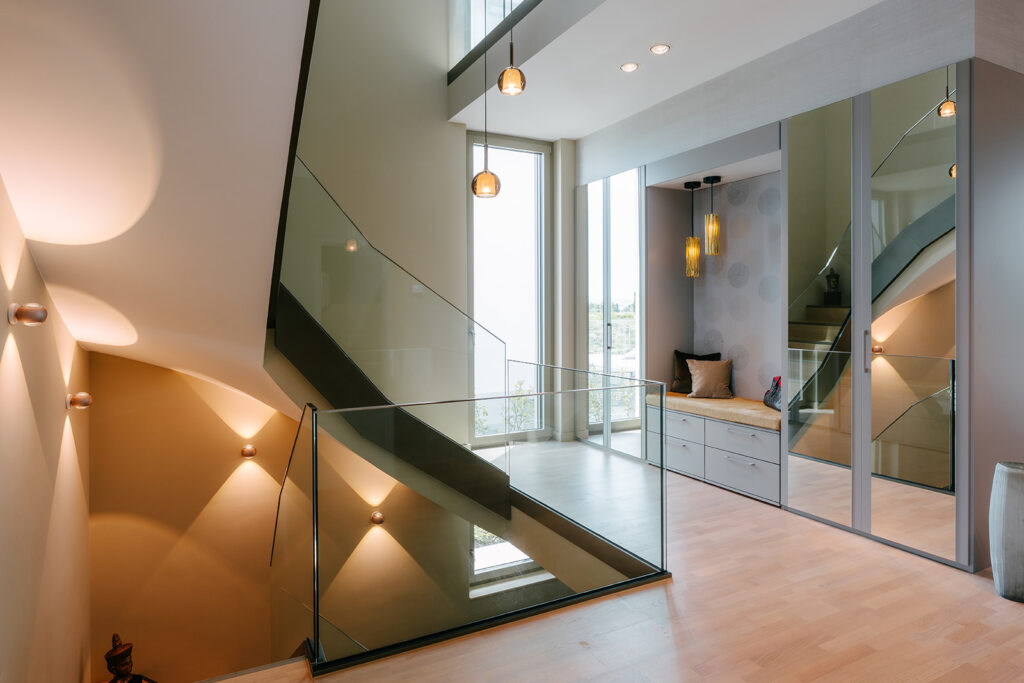 Diele und Treppe mit Wandleuchten
