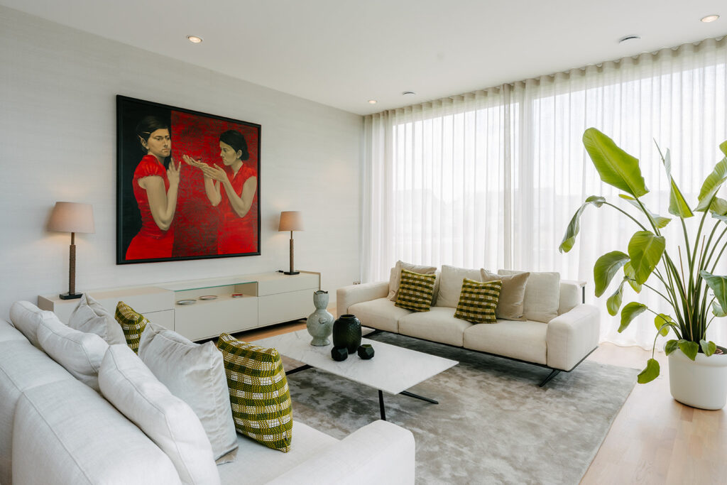 Umgesetztes Wohnzimmer mit Sofas, Sideboard und Kunstwand