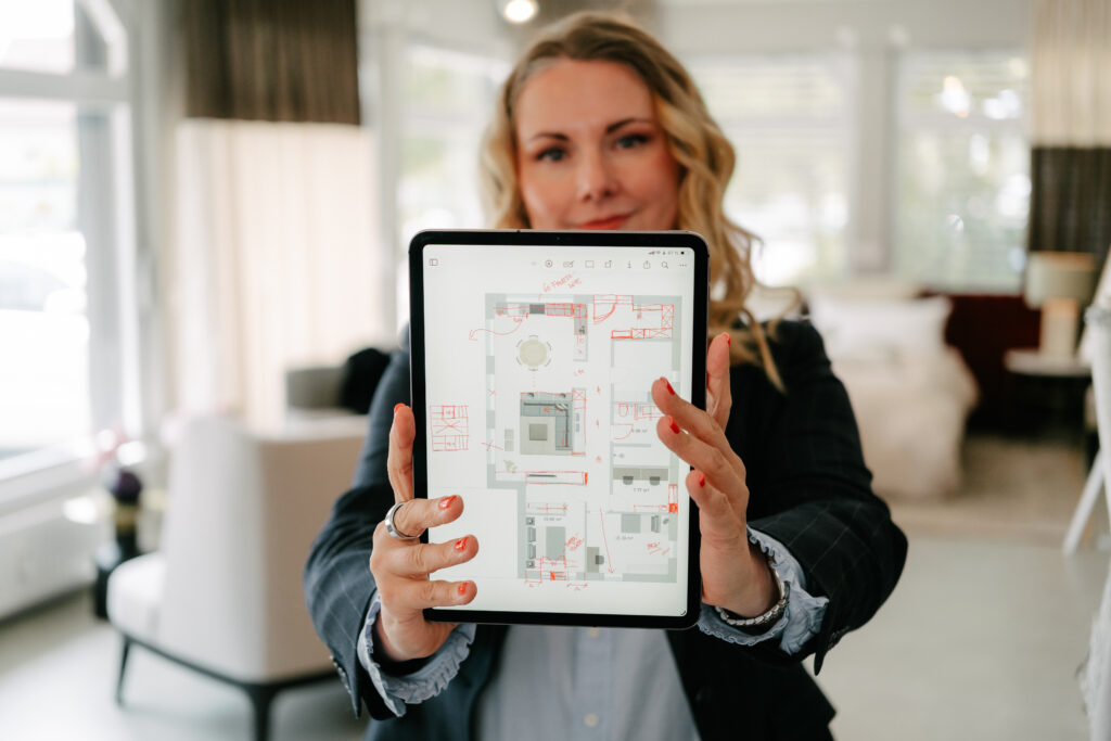 Monika Winden, Dipl.-Ing. Innenarchitektur, zeigt einen farbig angelegten Grundriss auf dem Tablet